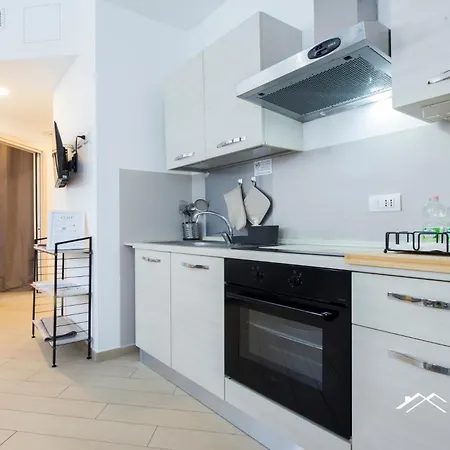 Ferry Port 1 Min, Central 1Br, Ac, Wifi, By Tilo Appartement Genua