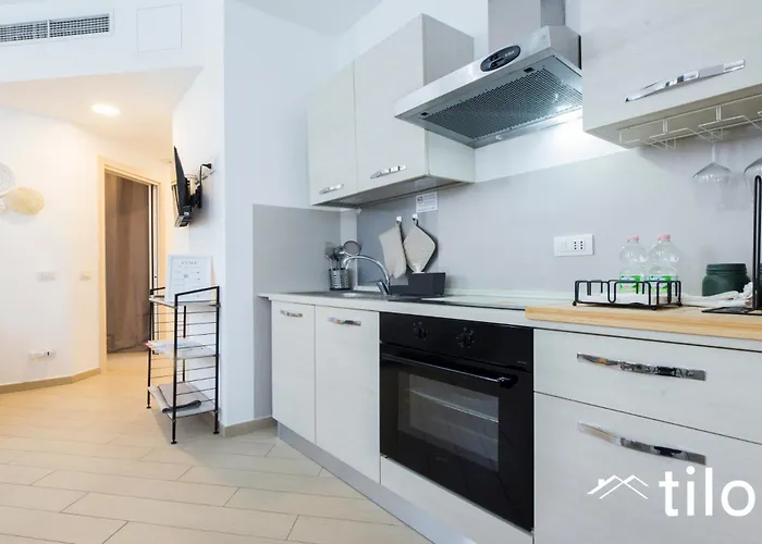 Ferry Port 1 Min, Central 1Br, Ac, Wifi, By Tilo Appartement Genua